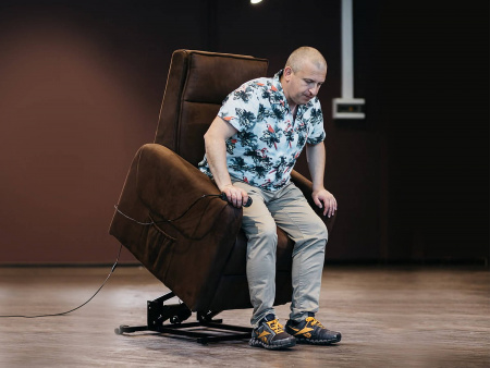 Массажное кресло-реклайнер EGO Lift Chair DM04004 шоколад